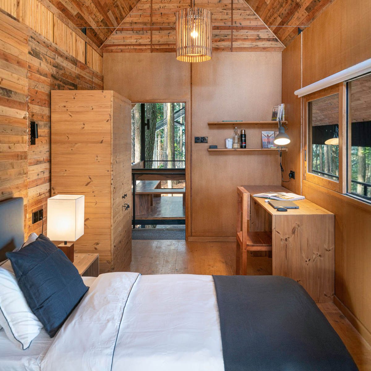 Double bed and reading corner in a chalet at KAYA Retreat, Diyathalawa